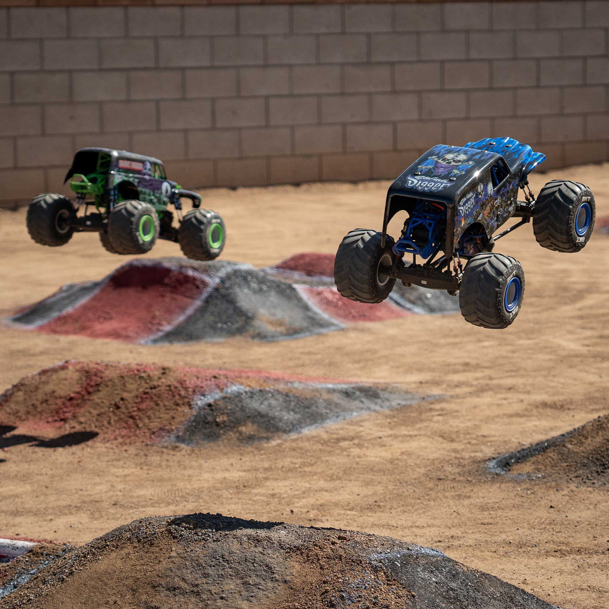 Losi 1/8 LMT 2.0 Son-Uva Digger 4X4 Solid Axle Brushless Monster