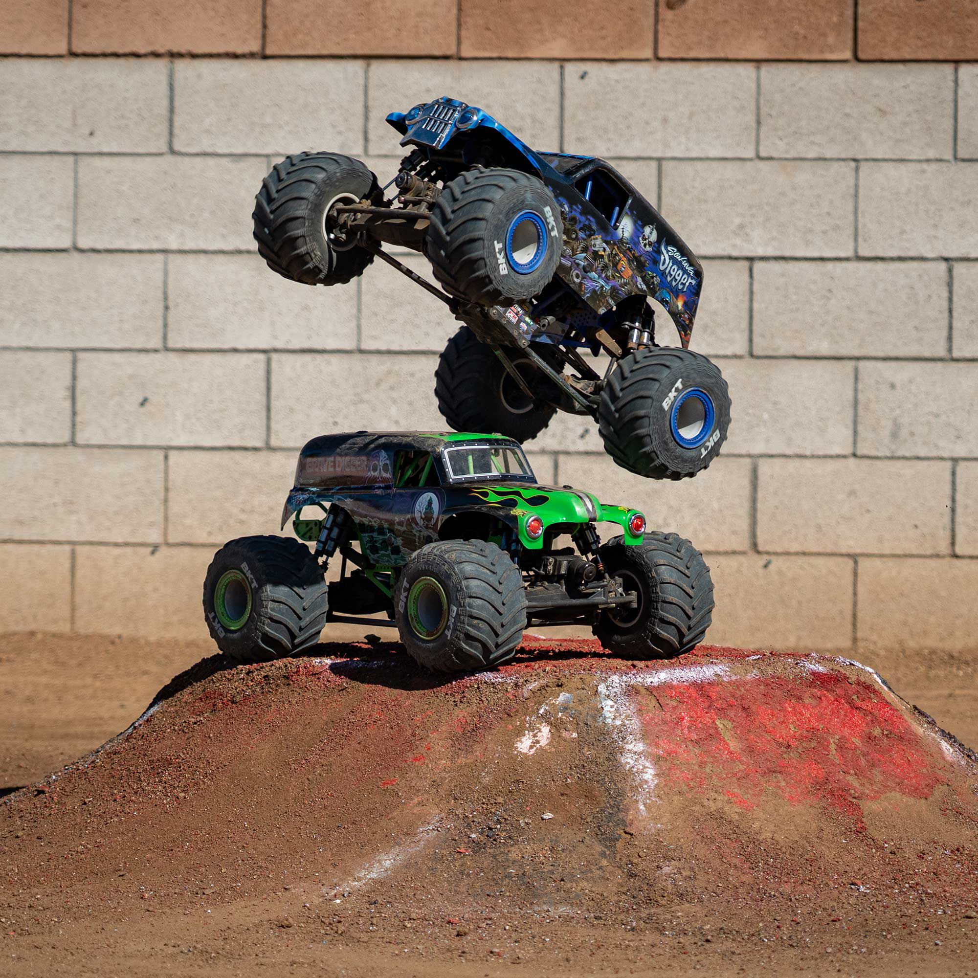 Losi 1/8 LMT 2.0 Son-Uva Digger 4X4 Solid Axle Brushless Monster